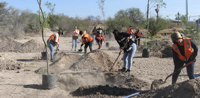 Volunteers_shoveling_dirt_in_orange_vests